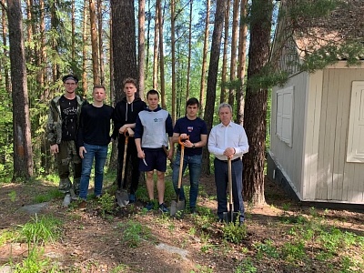 Студенты-экологи ЮГУ высадили ели дружбы